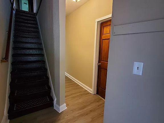 4th image of 576 Bay St