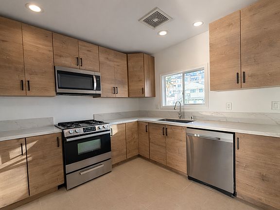 5th image of 2427 3rd Ave #2427