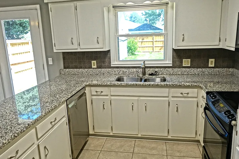 5 bed, 3.0 bath, 3384 sqft, $2,800 — Photo 3
