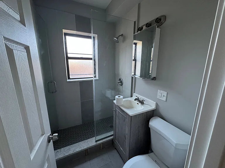820-826 W. Cuyler — Photo 8