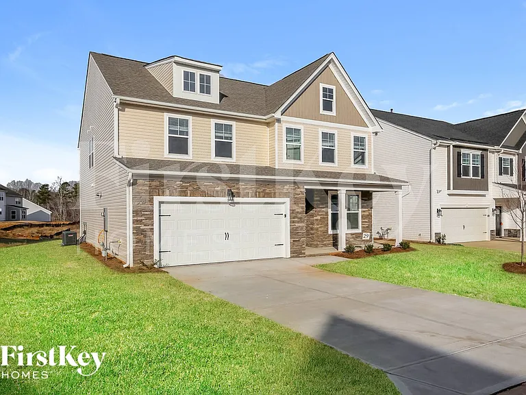557 Hillpark Ln — Photo 2
