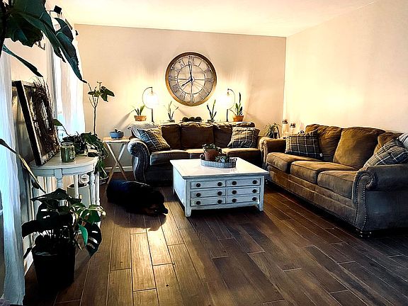 tile is throughout main lvl