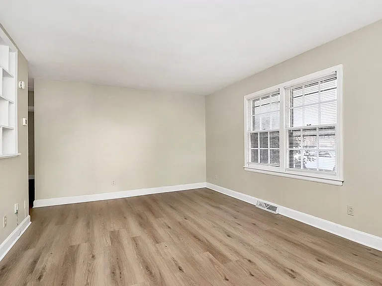 3728 Dresden Dr E — Photo 4