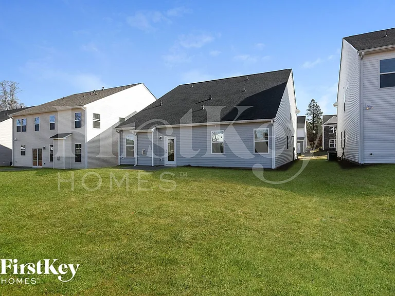 565 Hillpark Ln — Photo 14