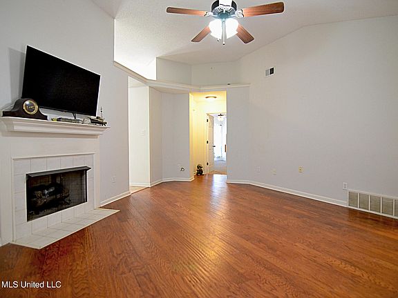 4th image of 5521 Bradley Dr