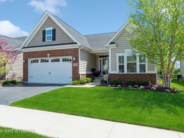 1218 Colchester Ln, Aurora, IL 60505