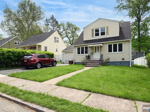 28 Livingston Pl, Teaneck, NJ 07666