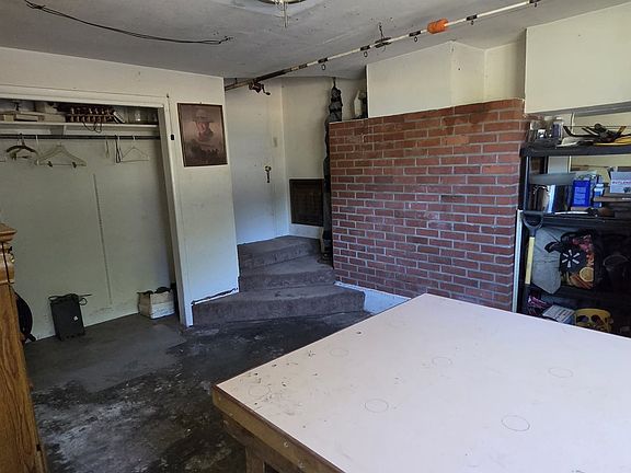 4th image of 421 SE Sunset Rd