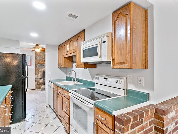 5th image of 9652 Marston Ln