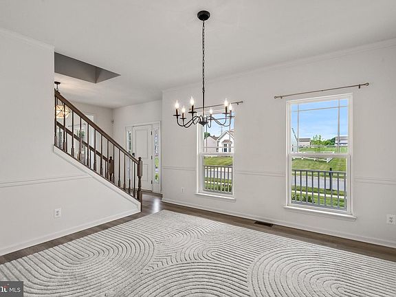 4th image of 34 Pelham Dr