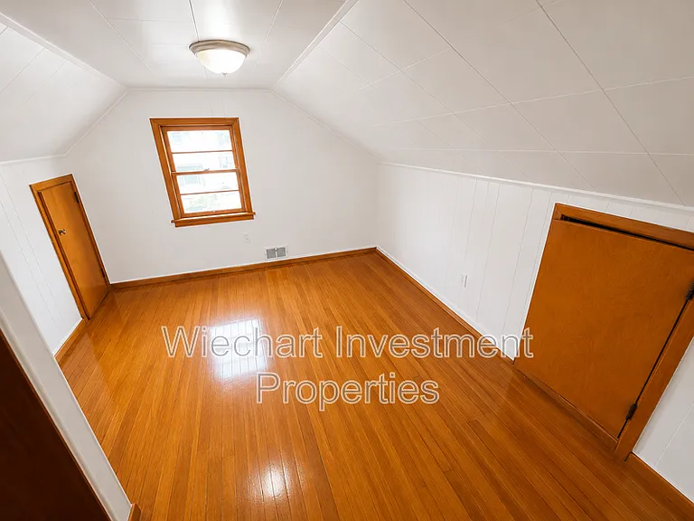 136 E Edwards St — Photo 9