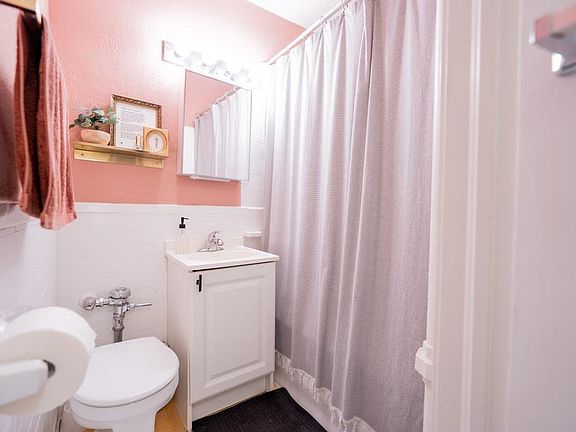 3rd image of 4746 Roanoke Pkwy APT 101