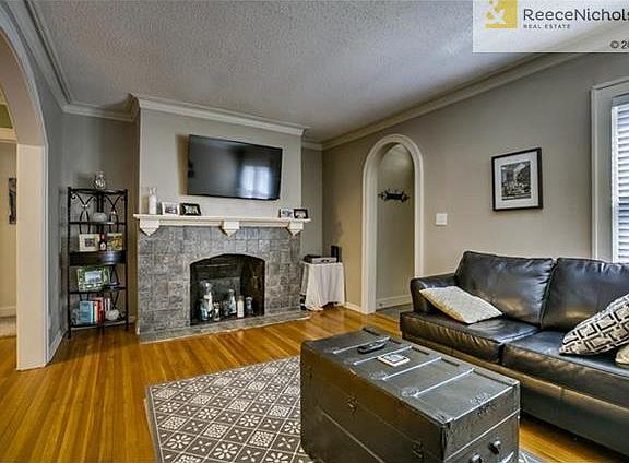 3rd image of 102 E 66th St