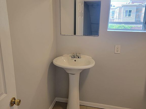 2nd image of 2080 E Clementine St