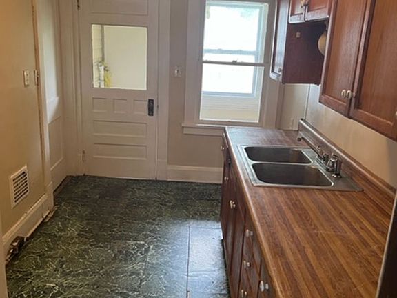 3rd image of 107 Hilton Ave