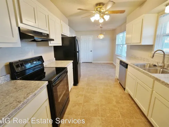 1305 S Broadway Ave, Moore, OK 73160