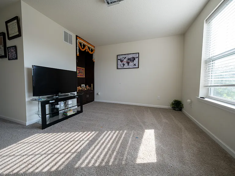 5595 Queensland Ln N — Photo 24