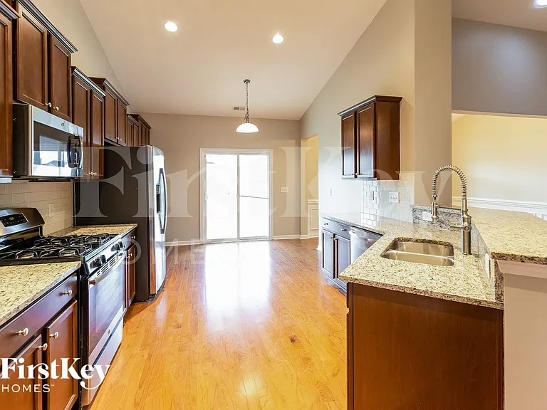 647 Redbud Ln — Photo 8