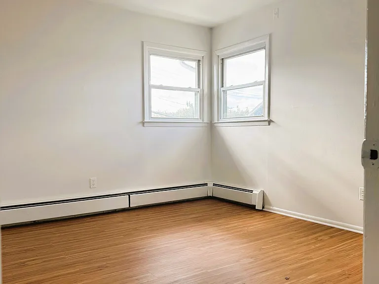 131 Roslyn Rd #1 — Photo 14