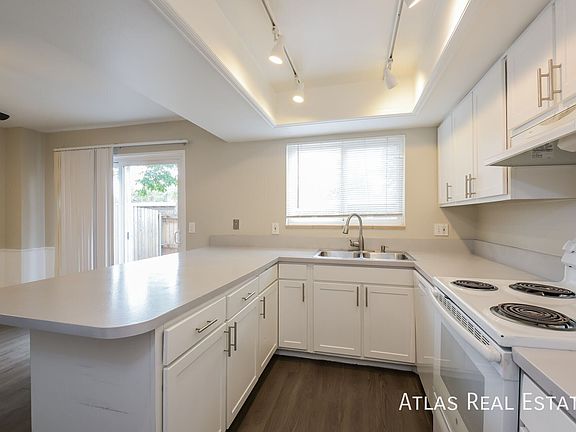 4th image of 2565 Iris St