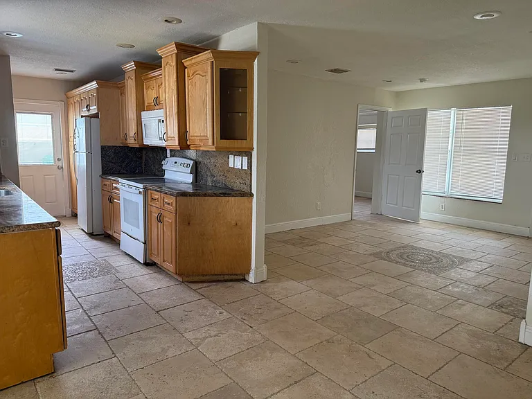 1751 NW 34th Ave — Photo 12