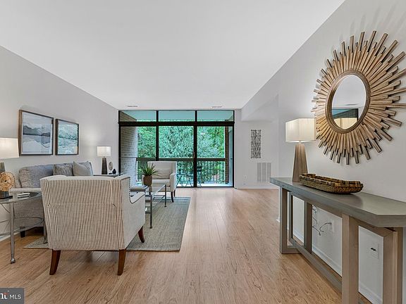 3rd image of 1621 Parkcrest Cir APT 201