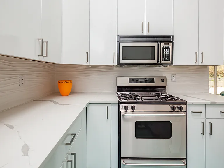 15 Jonathan Dr — Photo 7