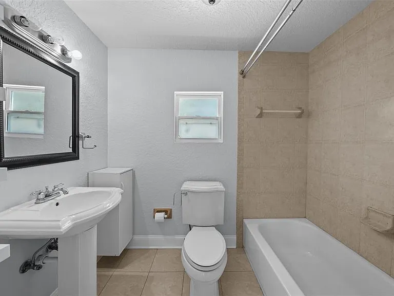 814 W Indiana Ave — Photo 24