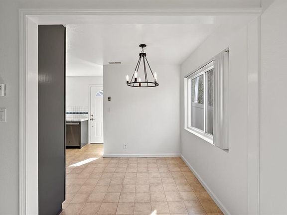 4th image of 1579 Hawes Ct #B