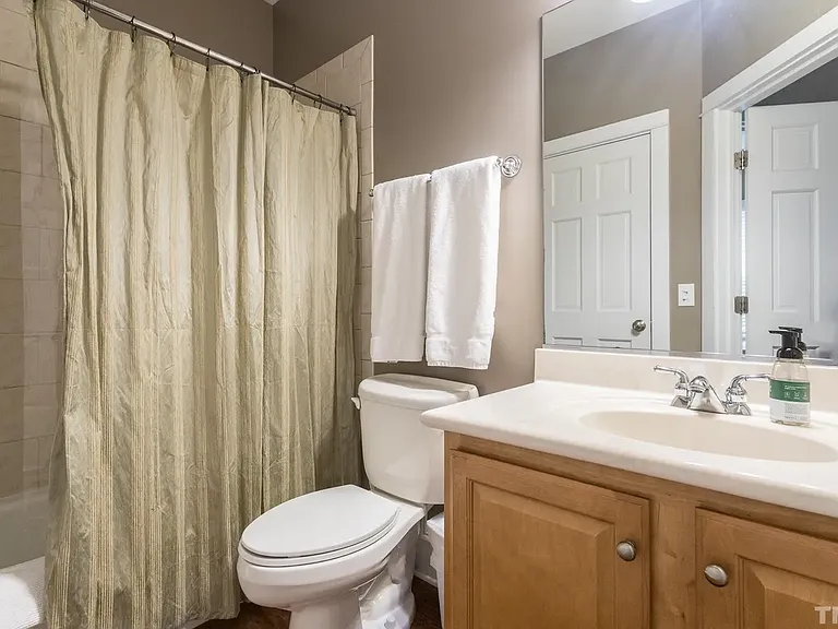 Downstairs full bathroom