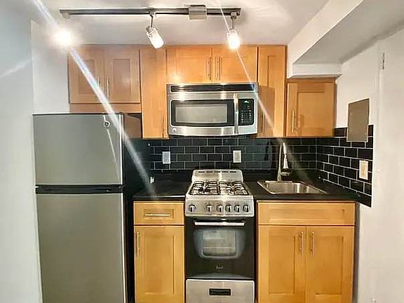 4th image of 31 Cornelia St APT 1RR