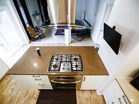 Cooking Angle. Gas Cooktop, Electric Oven, Breakfast