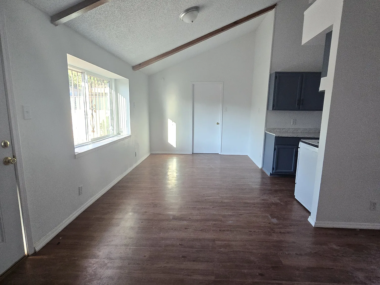 3 bed, 1078 sqft, $1,850 — Photo 2