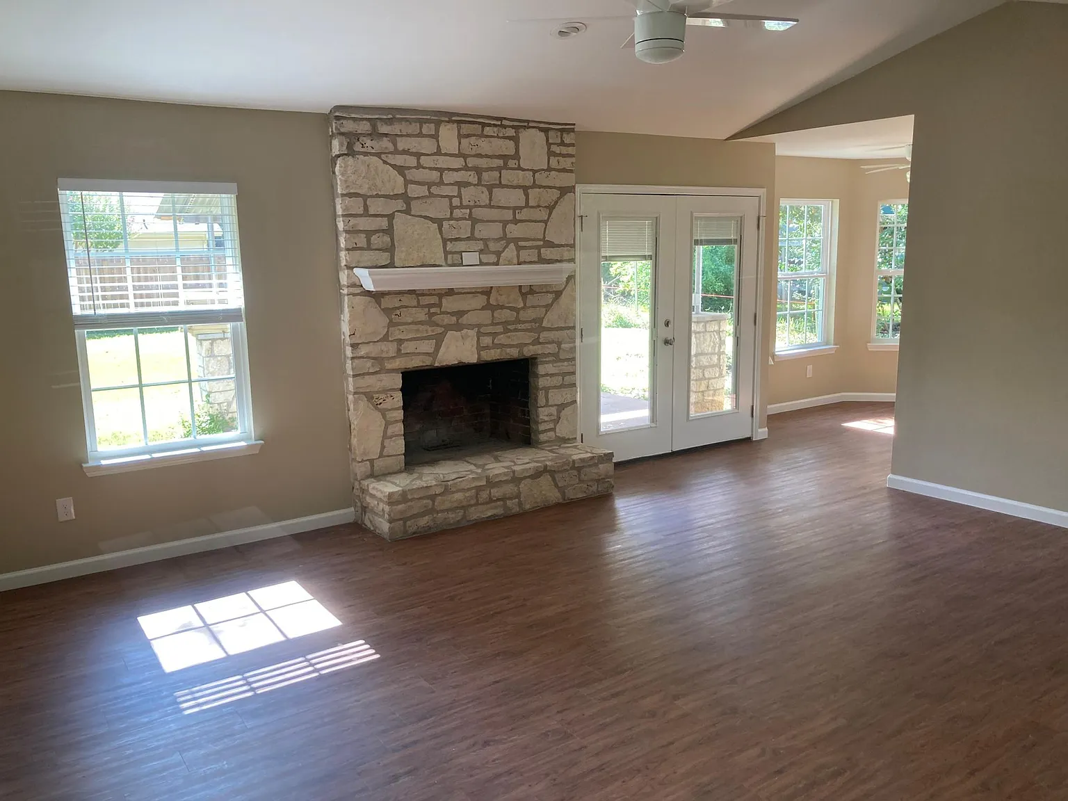 3 bed, 1435 sqft, $2,100 — Photo 4