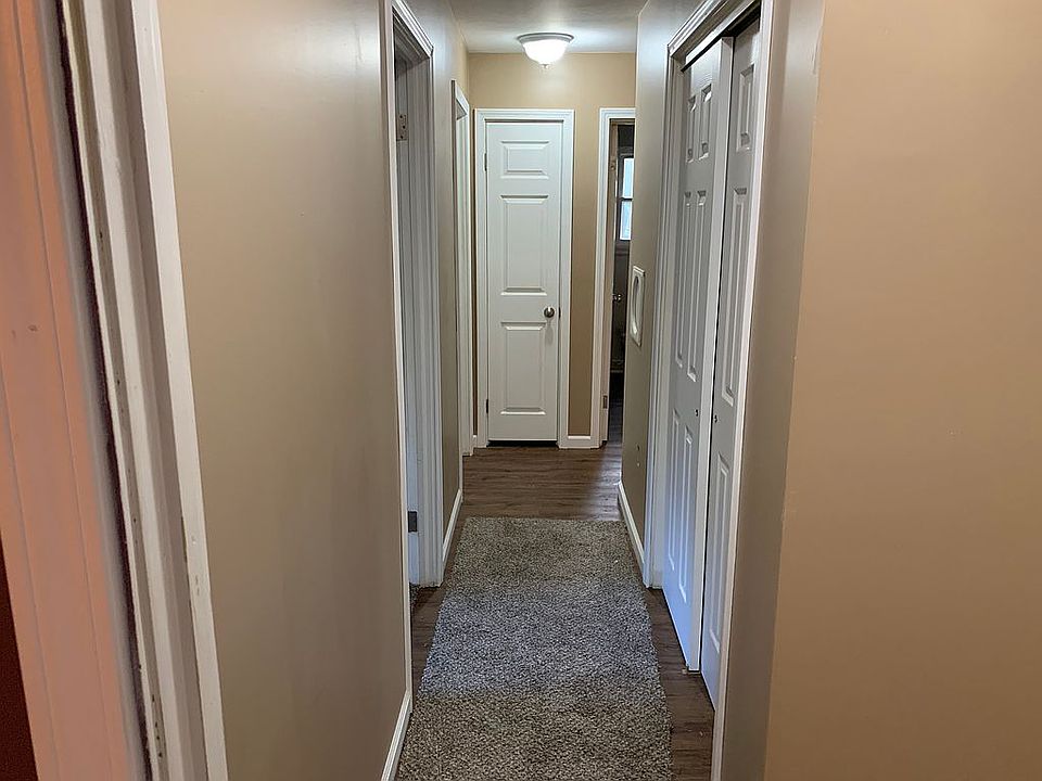 Hallway bdr (2 closets) 