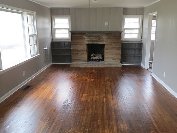 Large LR; gas fireplace