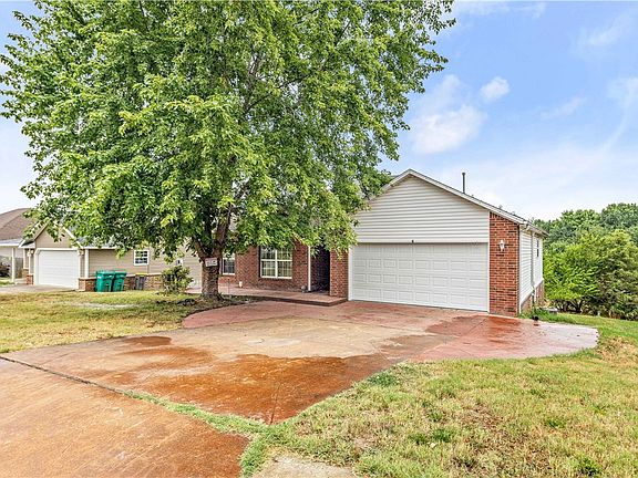 4th image of 1315 E Rachel Ln