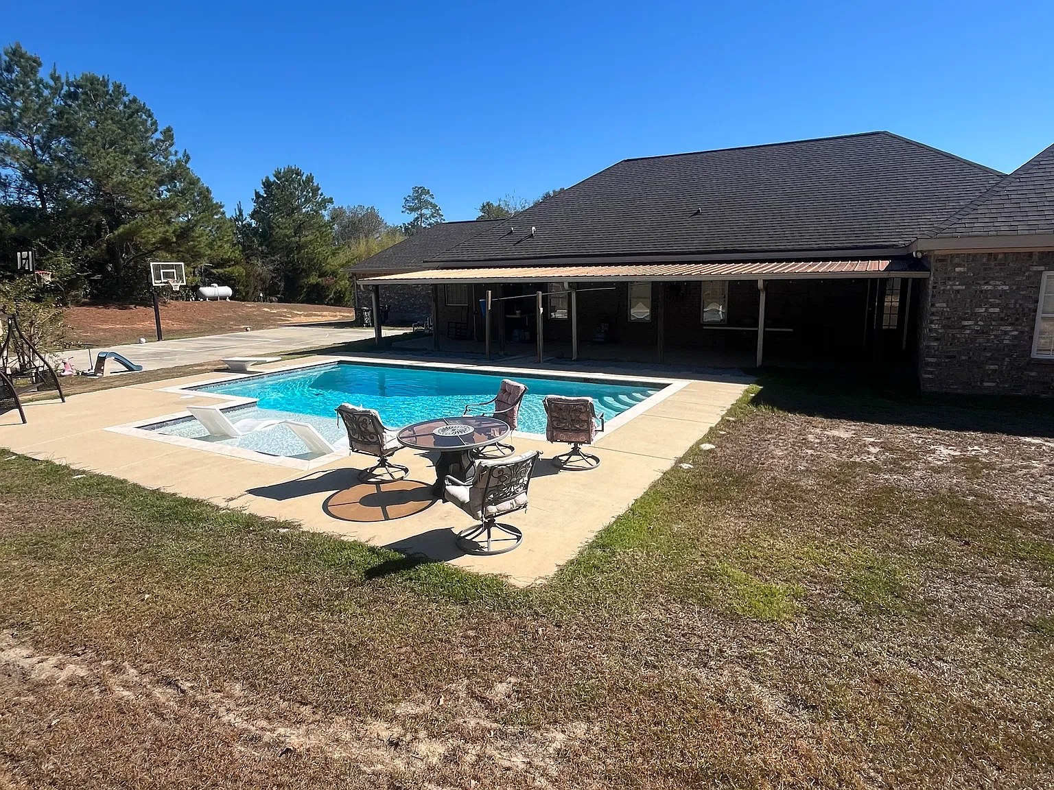 6 bed, 4.5 bath, 3100 sqft, $3,600 — Photo 2