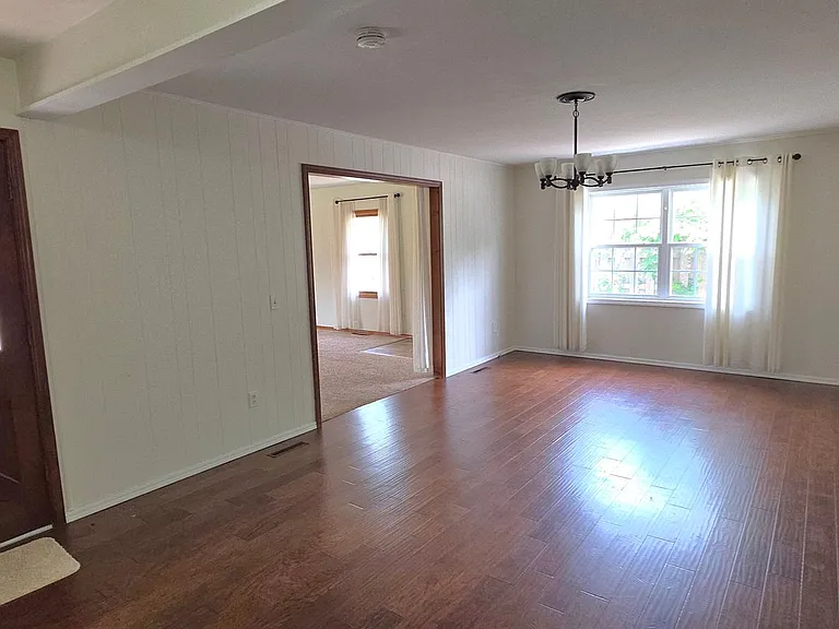 1635 E Hanover St — Photo 9
