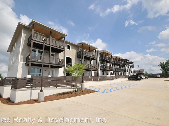 3rd image of 936 22nd Ave E #3