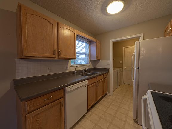 5th image of 1017 Waterford Cir