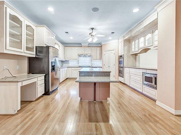 4th image of 2810 Broadmoor Dr