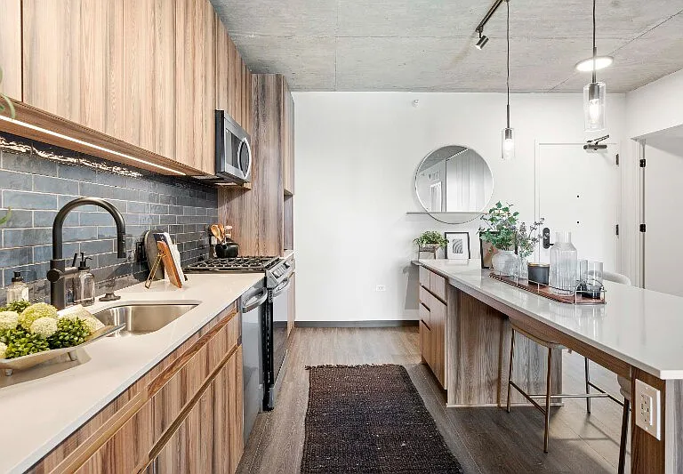 169 N Ashland Ave — Photo 4