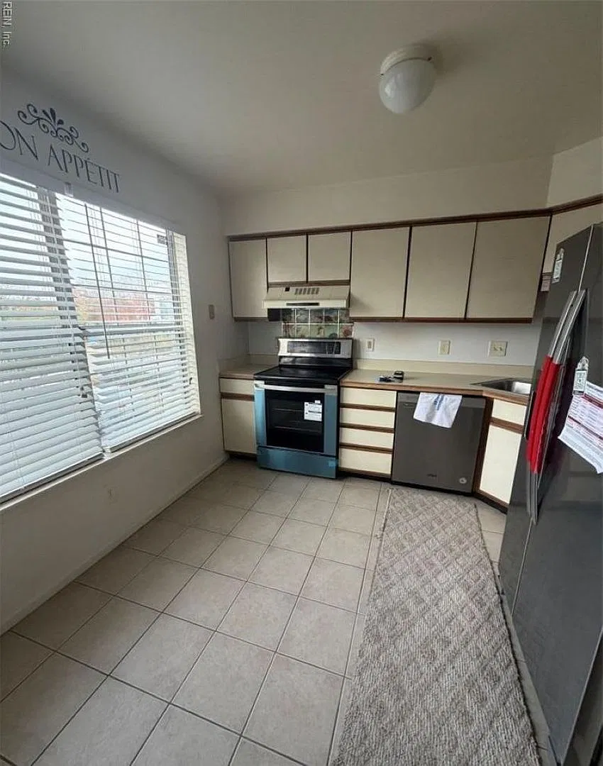 616 Shoreham Ct — Photo 3