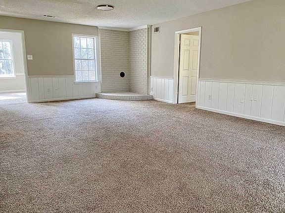 4th image of 300 Hilldale Ln