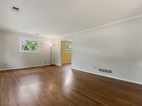 5th image of 104 Rosemary Ln