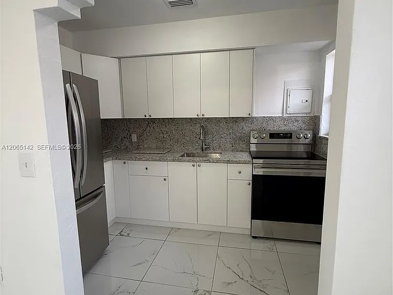 3177 SW 27th Ter #3177 — Photo 6