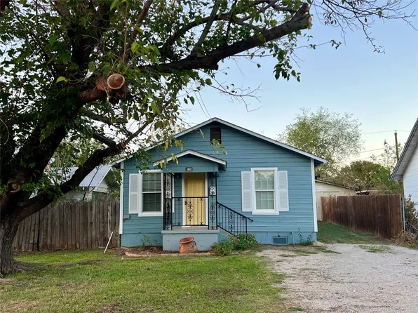 1319 4th St, Graham, TX 76450