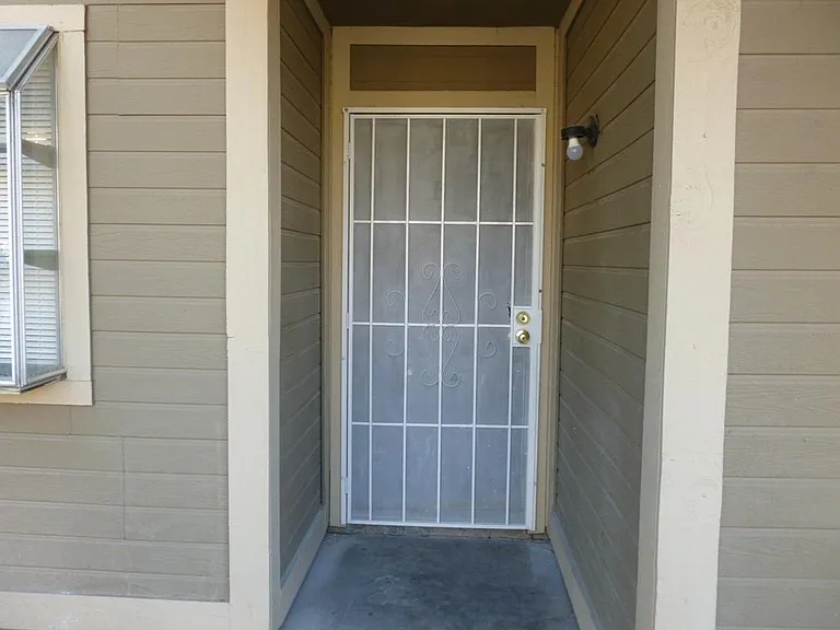 2695 Jennydiane Dr #B — Photo 2