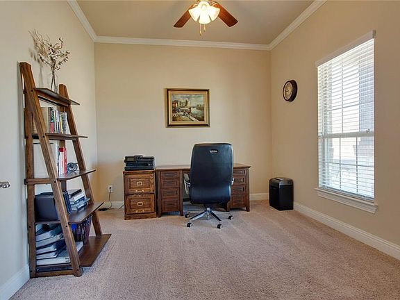 5th image of 556 Winnetka Dr